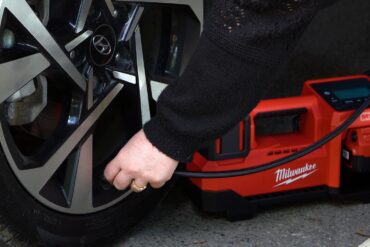 Milwaukee M18 Cordless Tire Inflator 2